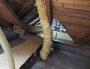 Zateplení stropu rodinného domu pomocí foukané izolace